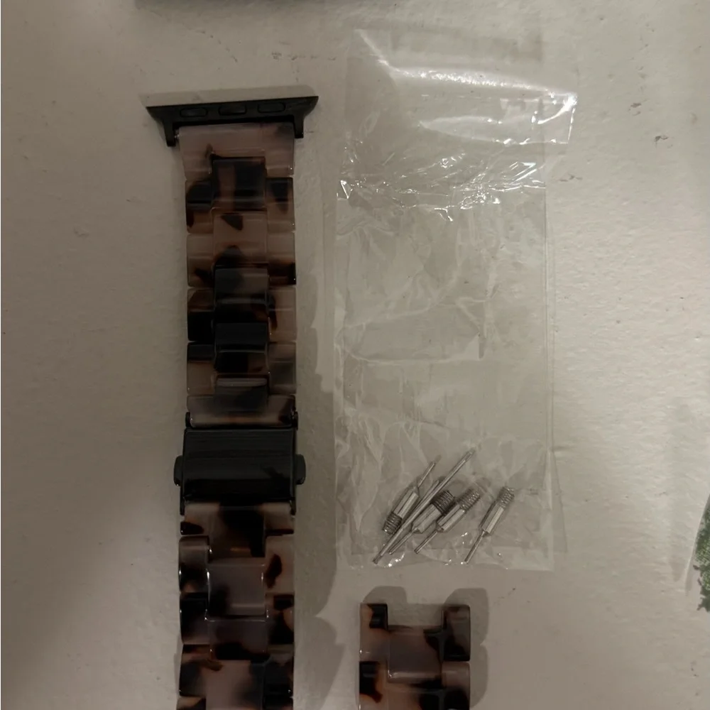 Quince Resin Apple Watch Band in Tortoiseshell Brown and Cream - Picture 2 of 3